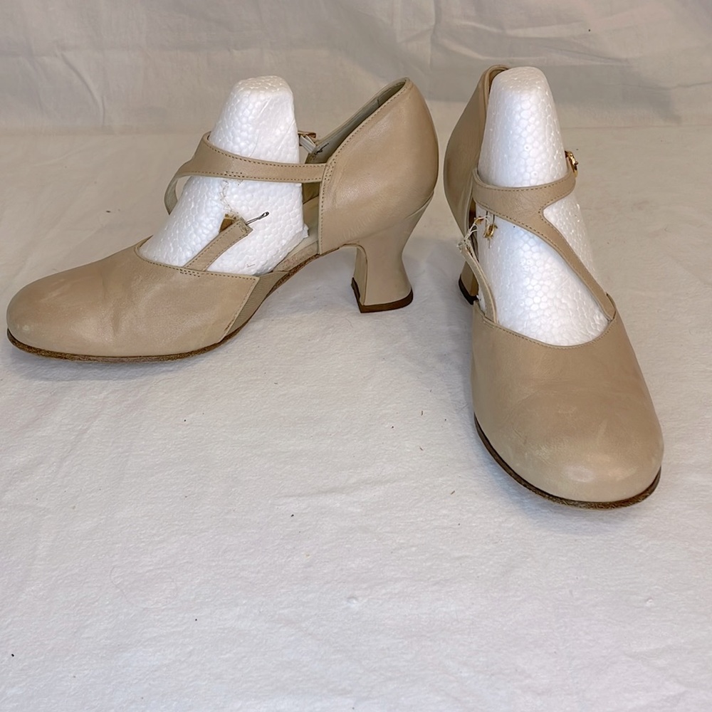 LaDuca Alexis 2.5” Soft Sole Tan Character Shoe Heel Size 9 Dance Theater